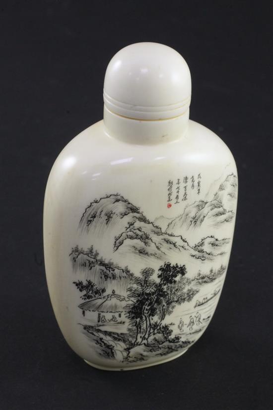 A Chinese engraved ivory snuff bottle, early 20th century, 8cm incl. stopper